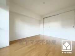 リビングに隣接する続き間で、一体利用も可能です。