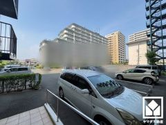 敷地内に駐車場を完備。重い荷物や雨の日の移動もスムーズで、快適なカーライフを実現。