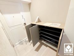 玄関にはシューズボックスを完備。家族の靴もしっかり収納できるので、玄関がいつも片付き、気持ちよくお客様を迎えられます。