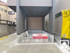 駐車スペースを並列2台分確保。1台はインナーガレージなので重い荷物や雨の日の移動もスムーズ。快適なカーライフを実現します。来客時にも便利です。