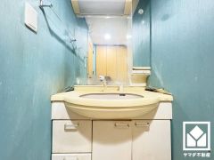 収納付きでスッキリお使い頂ける洗面台です。洗面ボウルが広めなので、忙しい朝でも身支度がしやすく時短になります。