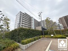 ショッピングモール「アマゴッタ」まで徒歩6分、ショッピングモール「アマスタアマセン」まで徒歩8分など、大型商業施設が徒歩圏内に複数あり、お買い物には困りません。