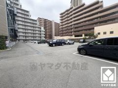 敷地内に駐車場を完備（月額9000円～17000円）。重い荷物や雨の日の移動もスムーズで、快適なカーライフを実現。空き状況等は弊社スタッフまでお気軽にお問い合わせください。