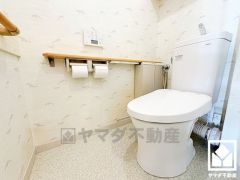 明るく清潔感溢れるトイレです。2連トイレットペーパーホルダーなのでお取替えの手間が軽減できます。