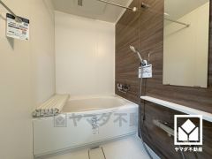 清潔感あふれる空間で、毎日のバスタイムをより快適に。真冬の寒い浴室を暖かく、また雨の日の洗濯物の乾燥にと多用途に活躍する浴室暖房乾燥機付きです。