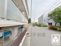 阪神電鉄本線「香櫨園」駅まで徒歩約10分、JR東海道本線「さくら夙川」駅まで徒歩約10分、阪急電鉄神戸線・甲陽線「夙川」駅まで徒歩約16分の立地。