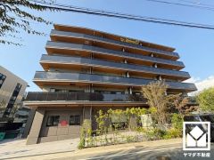 各ウォークインクローゼットはお洋服はもちろん、スーツケースなどの大物もしっかり収納できます。