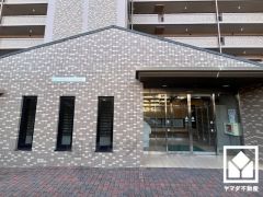 上質な素材と洗練されたデザインが織りなすエントランス。住まう人の誇りを感じさせる、優雅な迎えの空間。