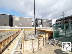 トイレが1階と2階にあるので、朝の忙しい時間にも混雑せず快適です。温水洗浄便座付きで、季節を問わずいつでも温かい便座をお使いいただけます。