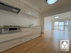 自然光を取り込む、開放感あふれる暮らし。心地よい空間が広がるリビングで、家族みんなが快適に過ごせる時間を提供。