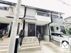 落ち着いた色合いと直線的な美しさが調和した外観。帰るたびに安心感を感じられる佇まい。