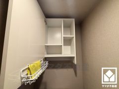 トイレットペーパーのストックや消耗品置き場などとしてお使いいただける吊戸棚がございます。