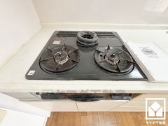 家族のごはん作りがはかどる。同時調理ができる3口コンロ付き。