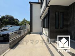 駐車スペース確保。玄関のそばで荷物の上げ下ろしができるので便利です。