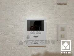 突然の来訪時でも安心なモニター付きインターホンを完備。お留守番中のお子様でも簡単に来訪者の確認ができます。