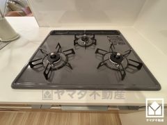 家族のごはん作りがはかどる。同時調理ができる3口コンロ付き。