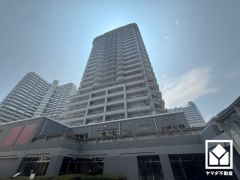 重厚感のあるファサードが、洗練された暮らしを予感させる。品格あるデザインが魅力のマンション。