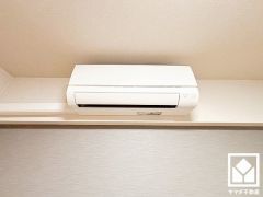 配線カバー施工済みです。すっきりとしたお部屋の美観を損なわない見た目に仕上がっています。