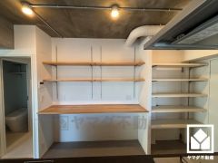 備え付けのカップボードがあり、スッキリとした空間が保てます。おしゃれな扉のないタイプで見せる収納が可能。食器の出し入れもしやすいです。