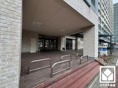 2基のエレベーターを設置し、待ち時間を短縮。快適な住まいへのアクセスをスムーズに。防犯カメラが設置されておりセキュリティにも配慮されています。