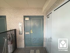 玄関周りに個性が生まれるポーチ付き。門扉がございますので、防犯面でも効果的です。