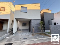 玄関にはたっぷりのシューズインクロークを完備。靴やベビーカー、アウトドア用品まですっきり収まり、いつでも整った空間に。