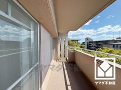 南向きバルコニーで陽当たり、風通し良好。広々としているため、お洗濯物をたっぷりと干す事ができます。