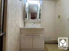 収納付きでスッキリお使い頂ける3面鏡の洗面台です。洗面ボウルが広めなので、忙しい朝でも身支度がしやすく時短になります。