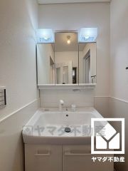 収納付きでスッキリお使い頂ける3面鏡の洗面台です。洗面ボウルが広めなので、忙しい朝でも身支度がしやすく時短になります。