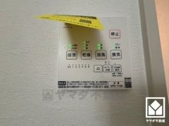 浴室暖房乾燥機付き。真冬の寒い浴室を暖かく、また雨の日の洗濯物の乾燥にと多用途に活躍する機能です。