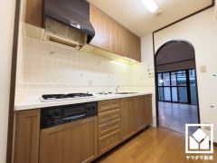 キッチンは空間を有効活用できる壁付けタイプ。独立型キッチンなので急な来客でも慌てず、お料理に集中しやすい環境です。