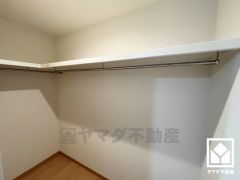 収納力豊富なウォークインクローゼット付き。お洋服はもちろん、スーツケースなどの大物、日用品のストックもしっかり収納できます。