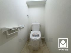 明るく清潔感溢れるトイレです。温水洗浄便座付きで、季節を問わずいつでも温かい便座をお使いいただけます。