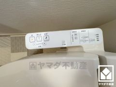 温水洗浄便座付きで、季節を問わずいつでも温かい便座をお使いいただけます。