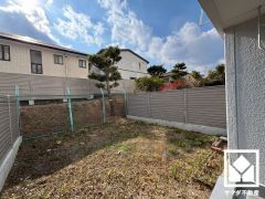 家庭菜園やガーデニングなどを楽しむ事ができる約30平米の広々とした専用庭付き。南向きで陽当たりも良好です。