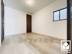 約6帖の2階中央洋室です。全居室に収納がございますので、お部屋の広さを最大限に活用できます。