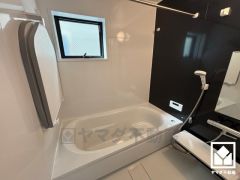 1日の疲れを癒す浴室でゆったりリフレッシュ。小窓が付いているので明るく、こもりがちな湿気もすぐ取り除くことができます。