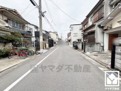 阪神電鉄本線「出屋敷」駅まで徒歩約16分、JR東海道本線「立花」駅まで徒歩約18分の立地。3沿線利用可能で、毎日の通勤・通学だけでなく、休日のお出かけまで利便性に優れています。