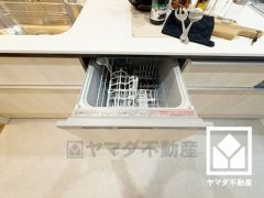 毎日の家事の負担を軽減でき、水道代の節約にもなる食器洗乾燥機付き。