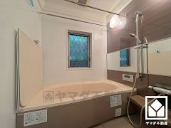 1日の疲れを癒す浴室でゆったりリフレッシュ。ナチュラルな木目調のアクセントパネルは落ち着いた雰囲気を演出してくれます。鏡が横長なので、お子様でも見やすく便利です。