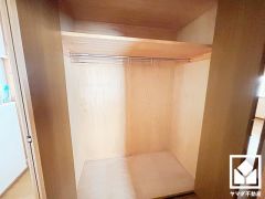 新たに家具を買わなくても良いので、ハンガーパイプ付きのクローゼットは嬉しいですね。