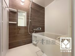 1日の疲れを癒す浴室でゆったりリフレッシュ。清潔感あふれる空間で、毎日のバスタイムをより快適に。