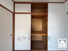 穏やかな暮らしを支える、豊かな収納。押入にはお客様用の座布団や寝具も収納可能です。