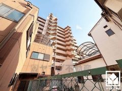 室内洗濯機置場がございますので、天候に左右されず洗濯していただけます。