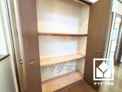 棚も複数設置されており、整理整頓がしやすい設計になっています。