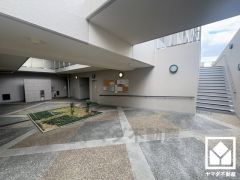 開放的で落ち着いたロビーが、心を癒すひとときを演出。くつろぎと気品が共存する、快適な住まい。