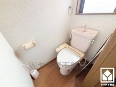 トイレにも小窓が付いており、明るく換気のしやすい空間です。