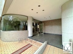 バリアフリーに配慮された、スロープ付きのエントランスアプローチ。