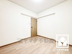 約4.5帖の南側洋室です。お子様のお部屋などにも丁度良い広さです。