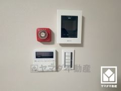 突然の来訪時でも安心なモニター付きインターホンを完備。お留守番中のお子様でも簡単に来訪者の確認ができます。